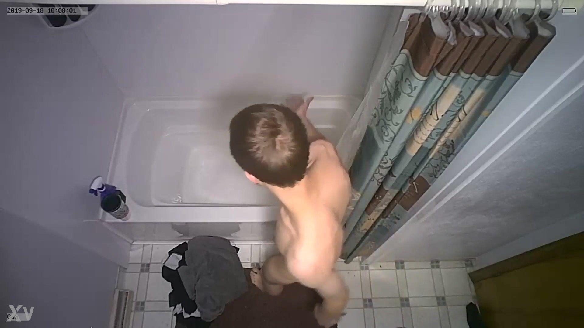 Spion nackt vor der dusche erwischt