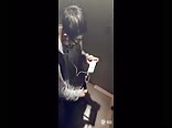 间谍在厕所自慰被抓 - 男同色情视频