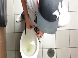 सीधे लड़के शौचालय में हरकत में पकड़े गए
