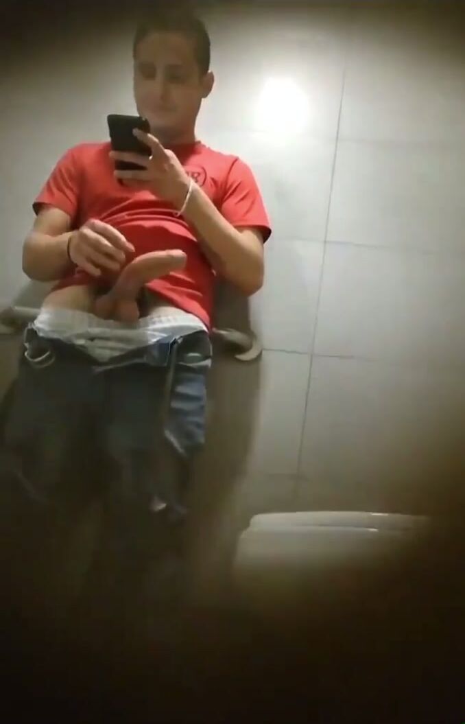Yng latino spy cums hard in restroom