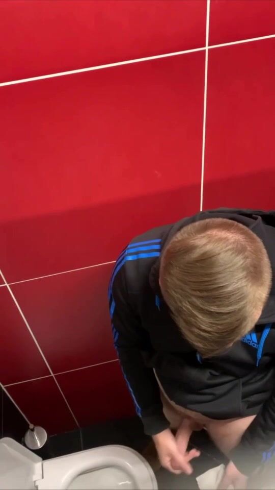 Jeune homme blond éjacule dans les toilettes