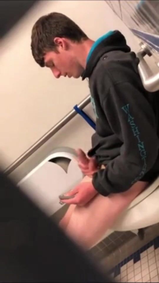 Ado mignon surpris en train de se masturber dans des toilettes publ...