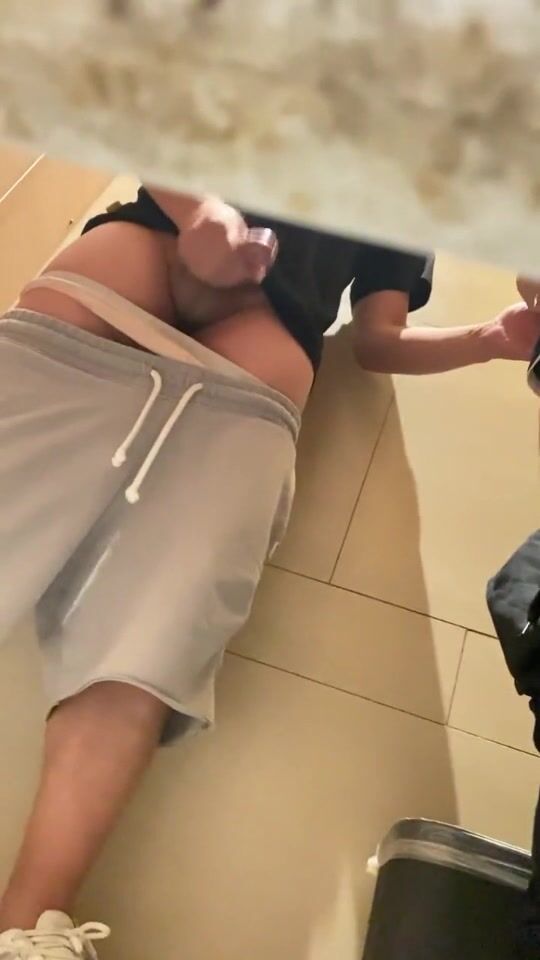 Jeunes asiatiques éjaculant espionnés aux toilettes