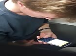 Grosse bite blonde éjacule fort dans un porno gay d'espionnage