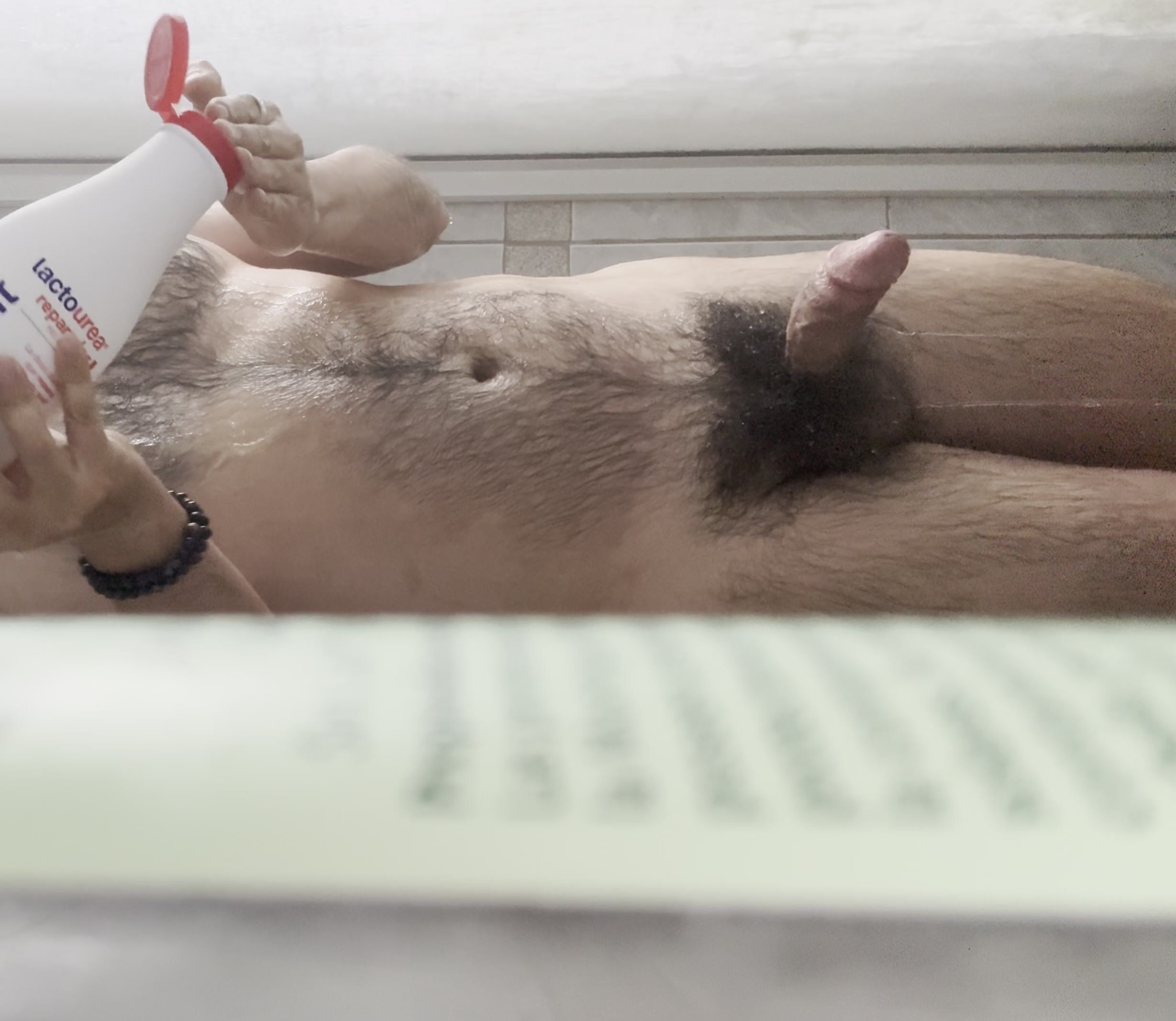 Espiando macho peludo no chuveiro