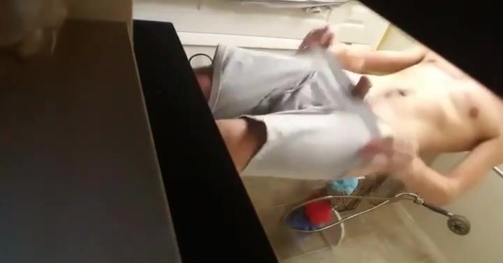 覗きを見つかった可愛いいとこが硬いチンポを貰う