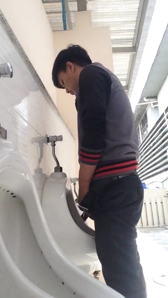 Spying on southeast asian boy pissing