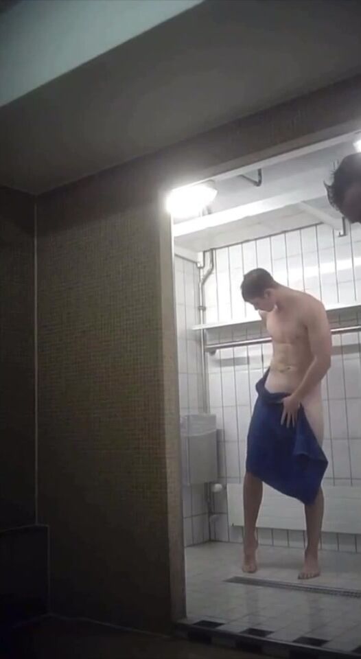 Das universitäts-schwimmbad spioniert heiße studenten aus