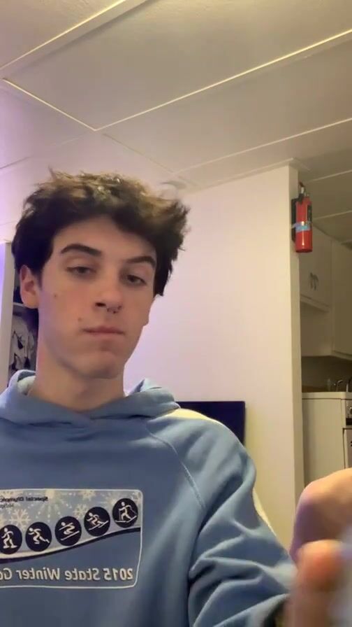 Adolescente hétero fofo da faculdade fode uma boceta depois de beber