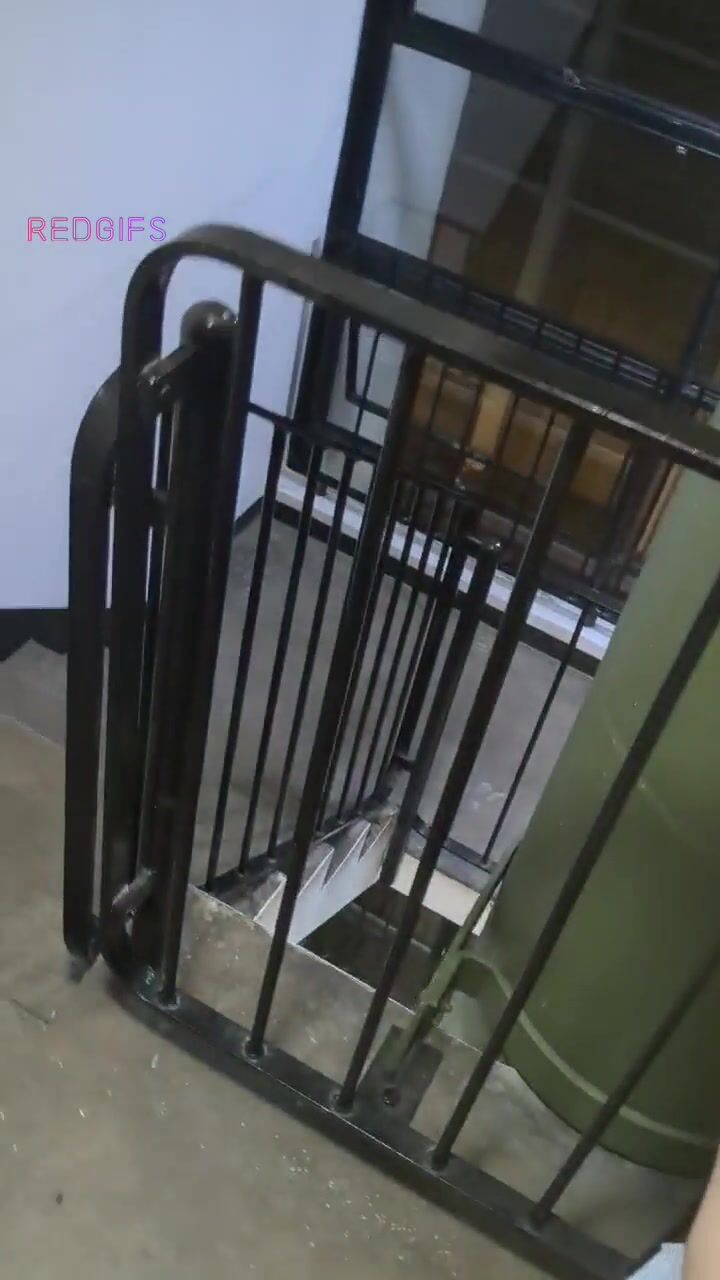 Foda sem capa no corredor com pau sem prepúcio
