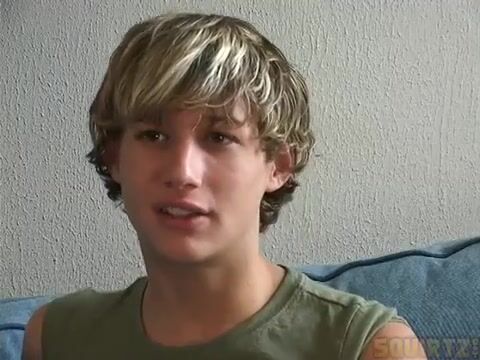 Teenie wichst seinen steinharten schwanz