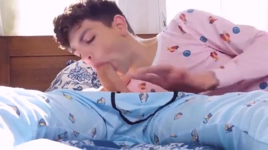Pijamada sexy de hermanastros adolescentes