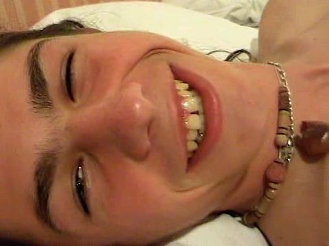 Schwuler unbeschnittener teen steve wichst hart im bett