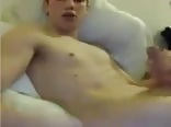 Chico hetero se corre duro en la cama - acción porno gay