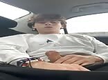 Hétéro du fond de la voiture se branle jusqu'au bout