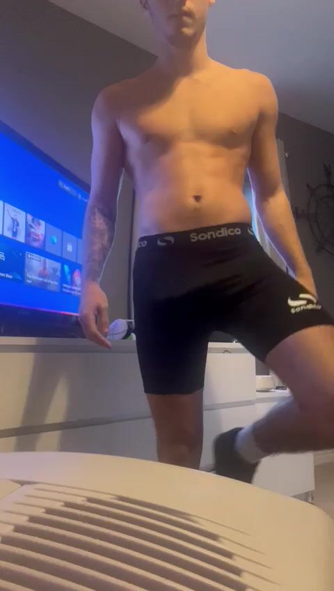 सीधा ब्रिटिश टिकटोकर gaytube पर कपड़े उतारता है