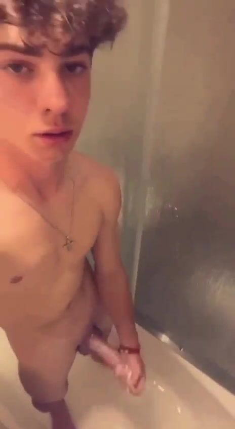 Estudiante de primer año se pajea la polla en el baño del dormitorio