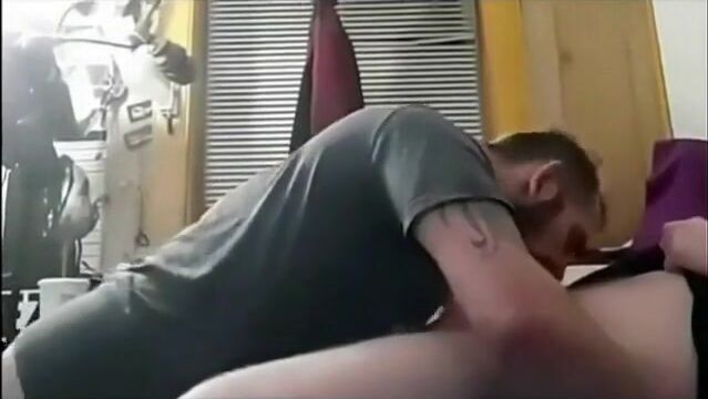Hetero-kollege fickt und füllt den schwulen nach der schicht