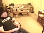 Chico emo se masturba con su polla de hetero