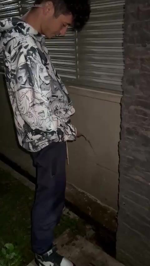 सीधा दोस्त दीवार के सहारे पेशाब करता है