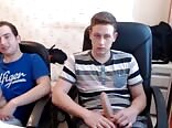 Amigos heteros se ponen calientes en cámara: juegos sexuales