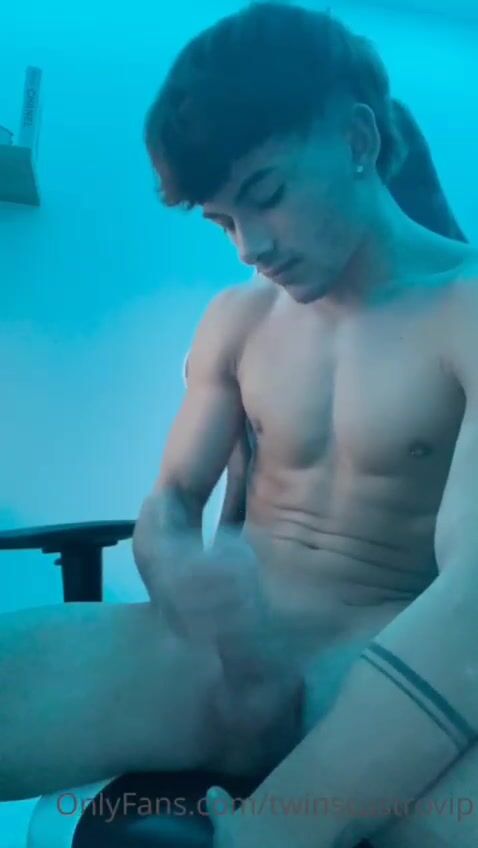 Straight cam twink jerks cock in bareback show