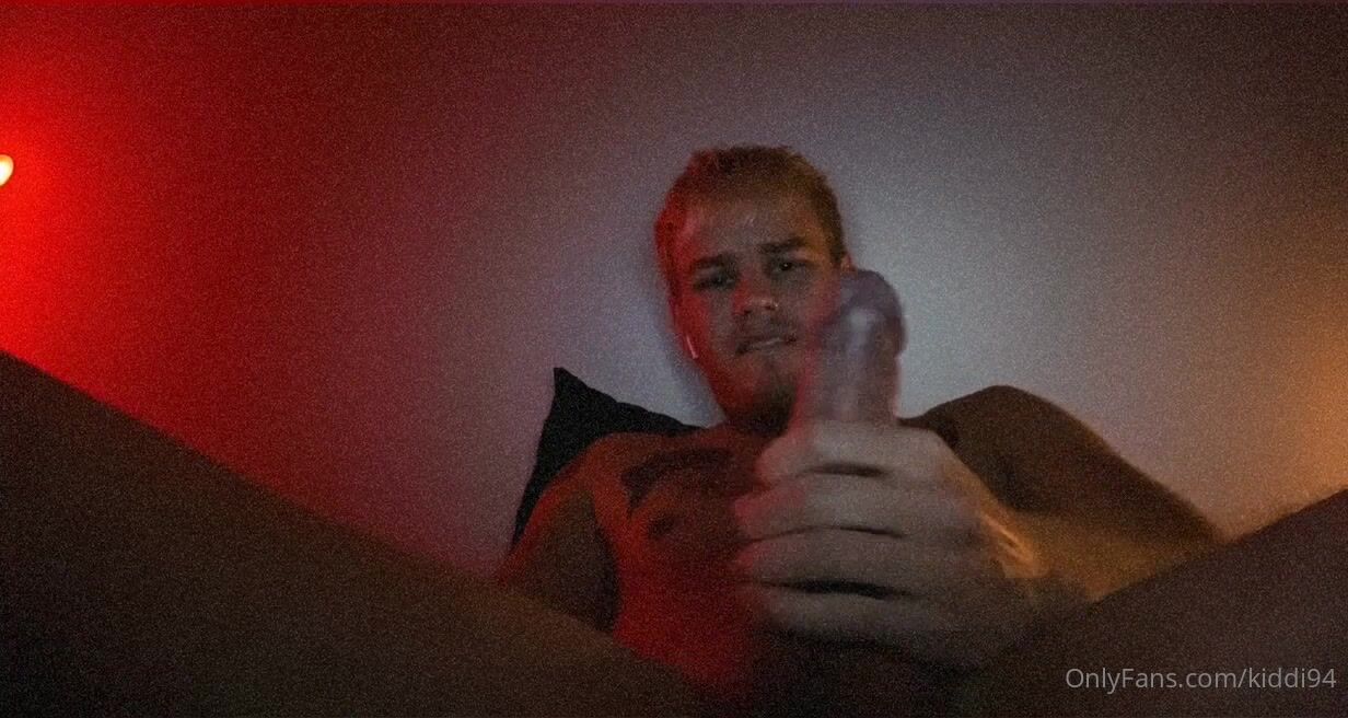 رجل آيسلندي مستقيم يحتك ويقذف
