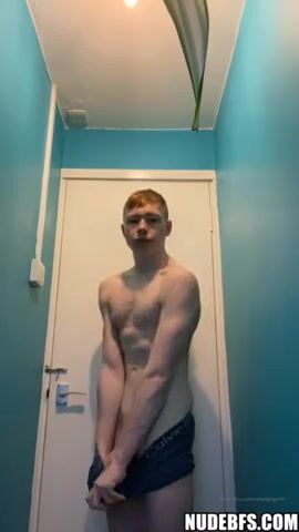 Amigo hetero pelirrojo recibe bareback