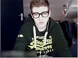 Beau garçon hétéro sexy à lunettes