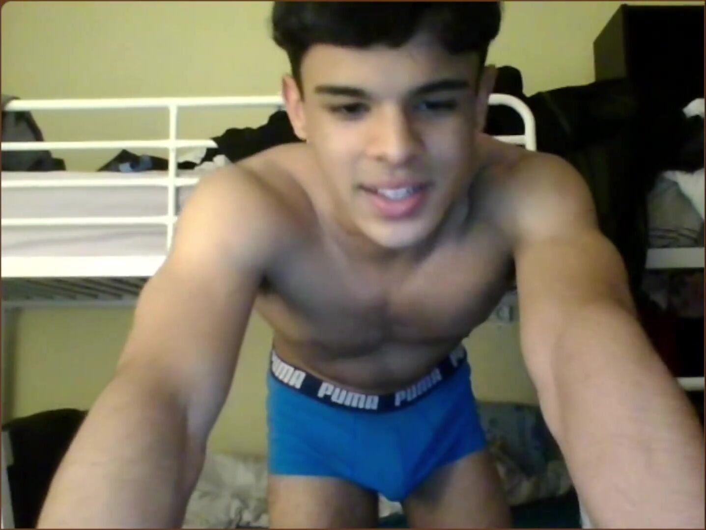 Adolescent espagnol hétéro musclé appâte la branlette