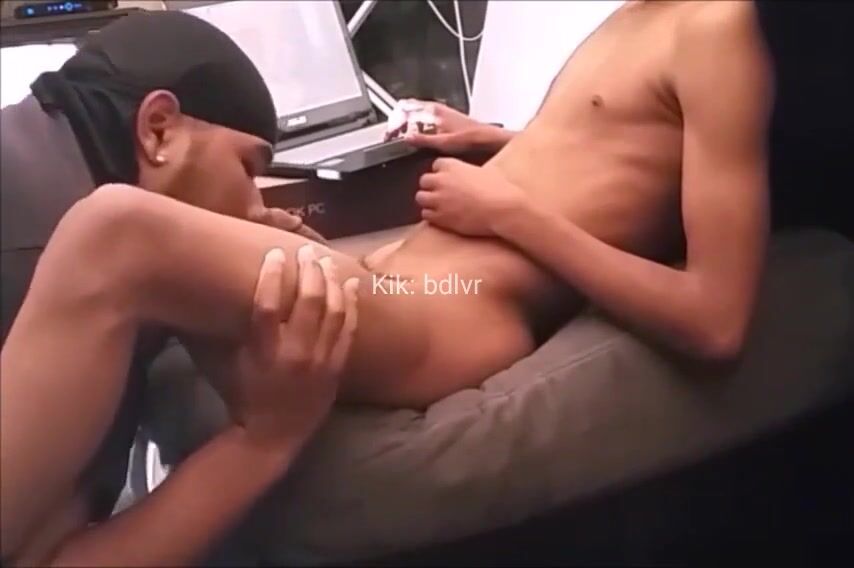 सौतेला भाई सीधे किशोर का लंड चूसता है