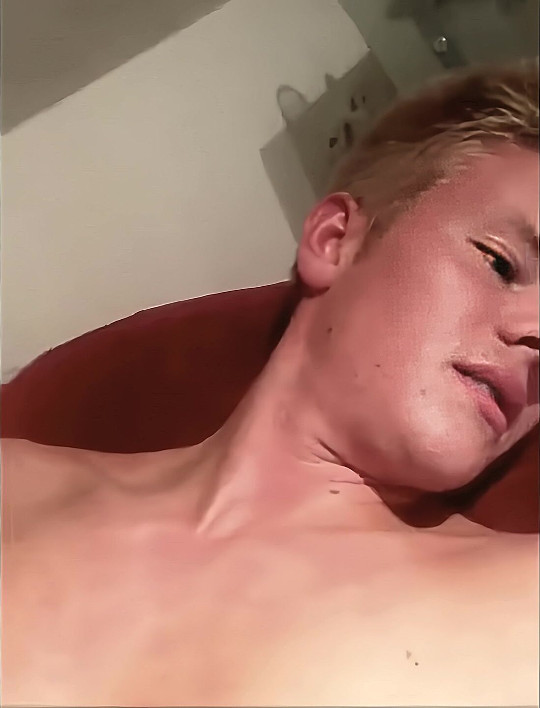 Rouquin sportif se branle et jouit sur son visage