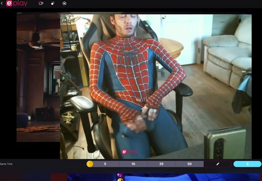 Streamer em traje de spidey goza