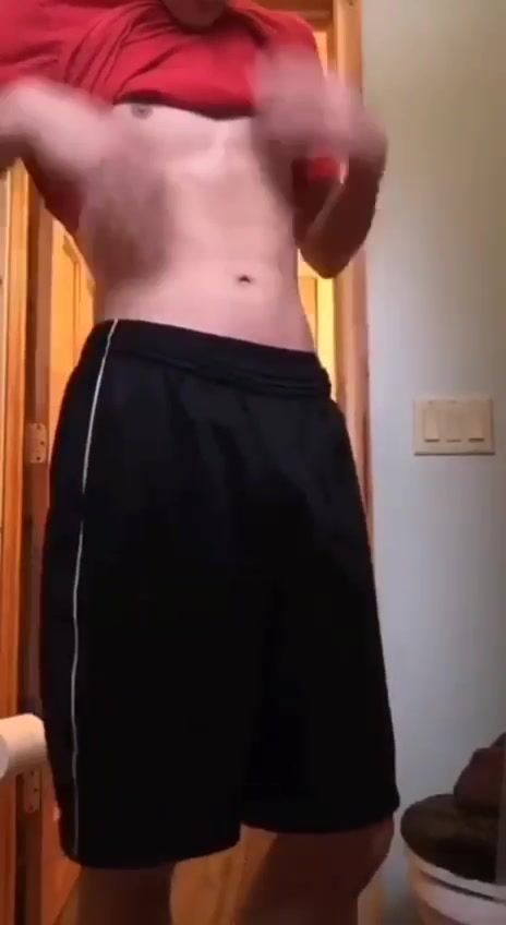 脱衣后浴室被尿和精液浸透