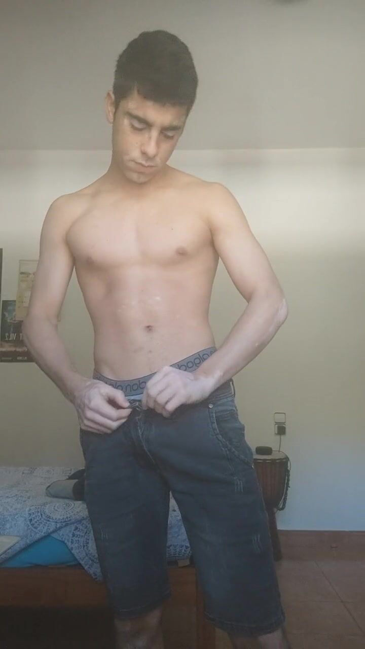 Garoto jovem bate punheta até gozar strip garotos pornô