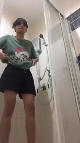 淋浴摄像头：观看少年阴茎勃起，脱衣男孩色情