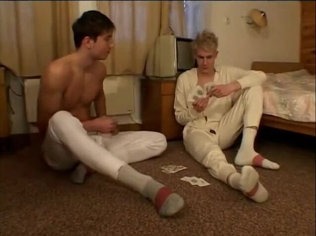 Schwule jungs beim strip-poker und doppelter penetration