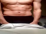 अकेला किशोर अकेले कपड़े उतार रहा है