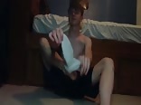 Striptease masculin avec doigtage anal et fétichisme des pieds