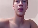 Adolescente gay masturbando polla enorme
