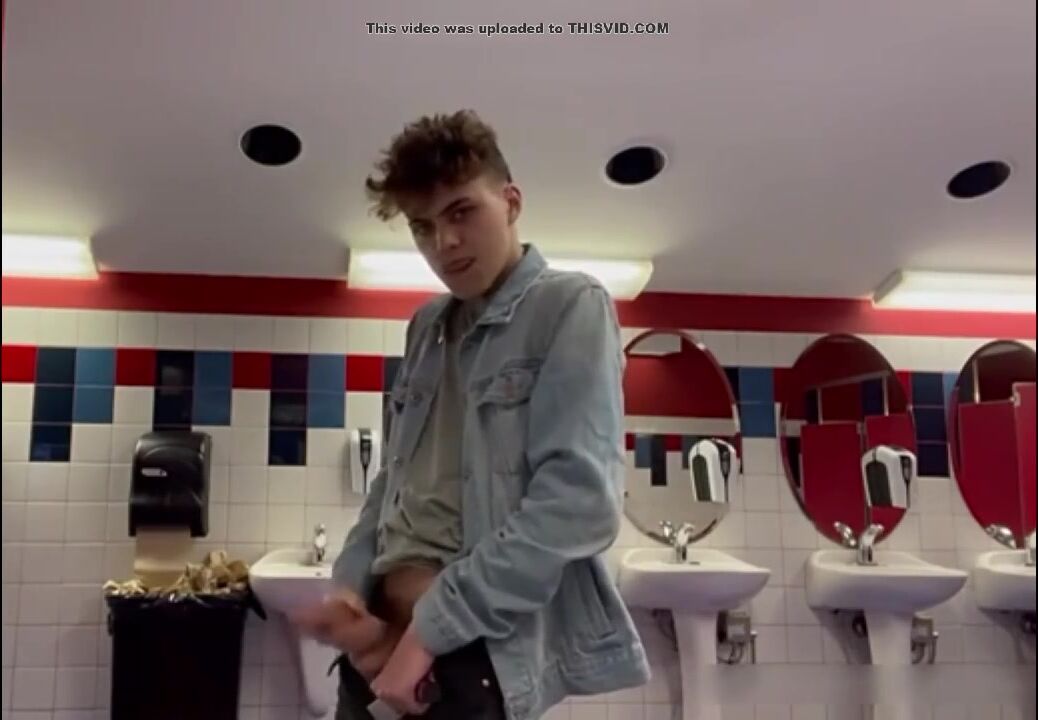 Student spritzt in öffentlicher toilette