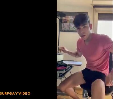 Rapazes gays estudam e batem punheta em pornô