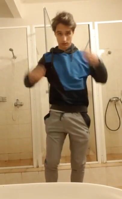 Twink onaniert auf öffentliche toilette mit intensivem samenerguss