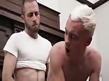 Gehorsamer twink unterwirft sich dem bareback-schwanz des muskel-da...