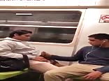 Diversão no metrô com caras gays