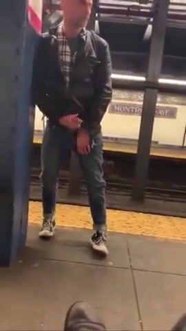 Twink lutscht papas muskel-schwanz in der u-bahn