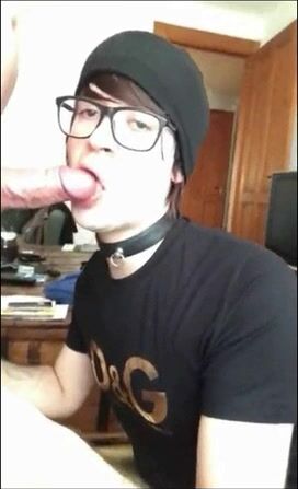 Twink-junge lutscht den harten schwanz seines besten freundes
