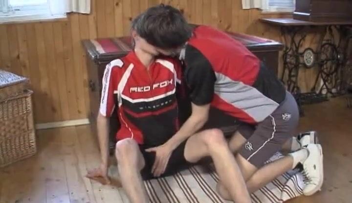 Pareja de teens chupando y pajeando polla gay
