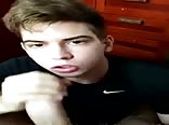 饥渴男孩之间的粗大口交