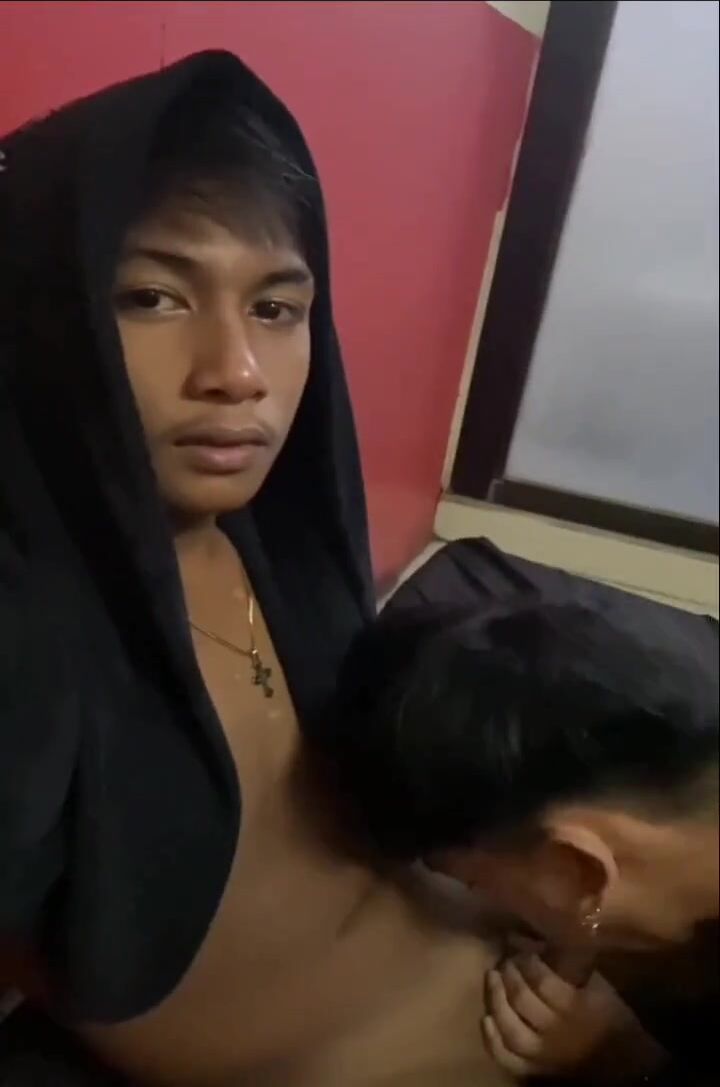 公共の場で生フェラするスターボーイ少年